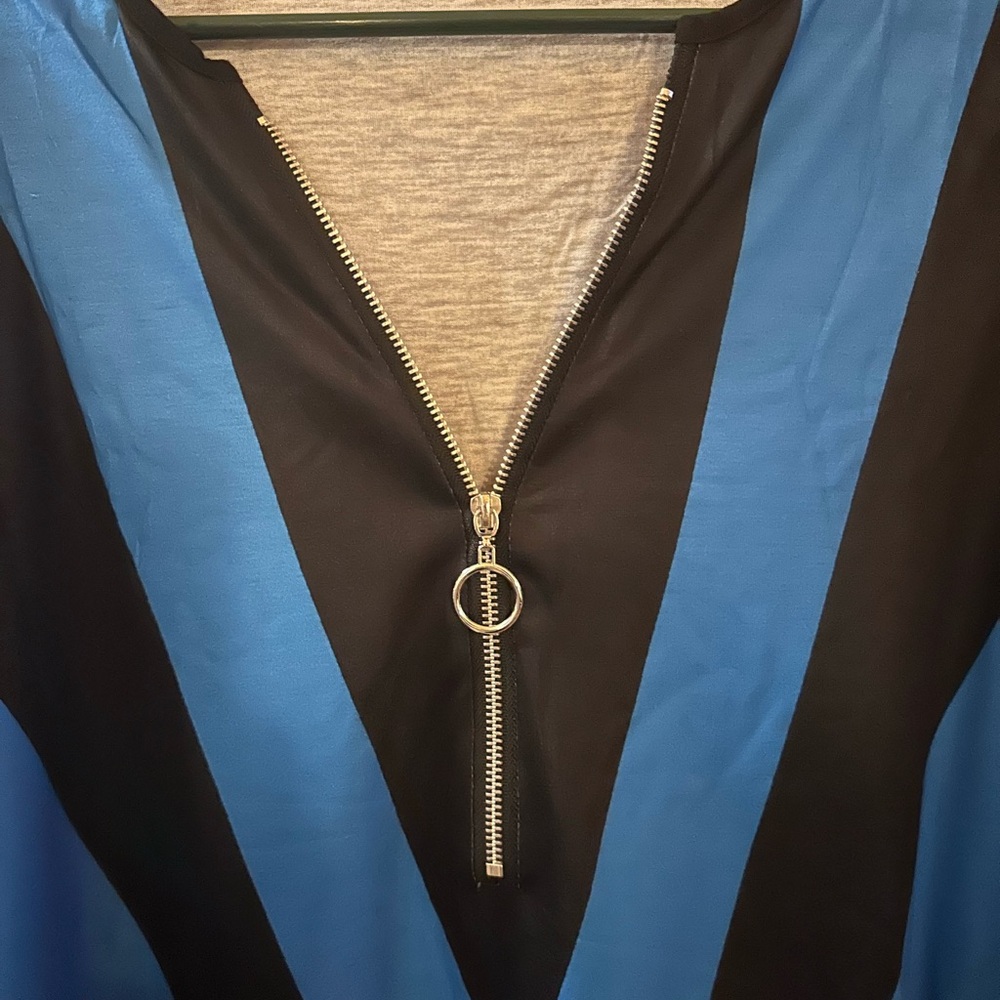 Blue and Black Zipper zip upV-Neck Women's sweater top! Size large! - Picture 3 of 6